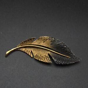 LG Lind Gal Leaf Brooch Gold Tone Black Enamel Vintage Costume Jewelry